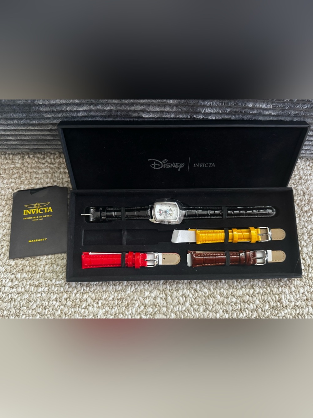 Invicta Disney Limited Edition Minnie Mouse Women's Watch - Picture 5 of 8